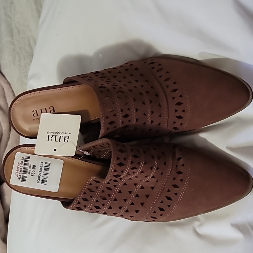 a.n.a. Chocolate pumps